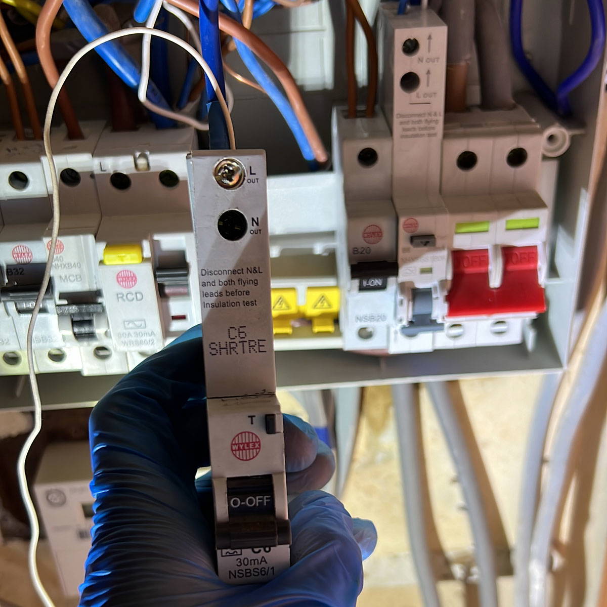 Electrical circuit breaker in fuse box