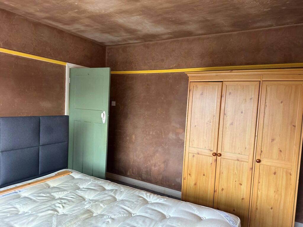 Bedroom with brown plastered walls
